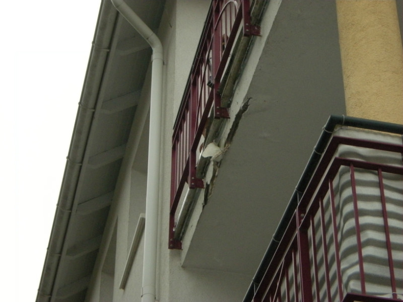 A terasz burkolatának és a meglévő szigetelésnek a hibájából átázott a vasbeton erkélylemez.-16_18110c41.JPG