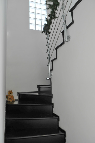 A lépcső egyedi gyártású, tölgy lépcső fekete színben.-22_45a99090.JPG